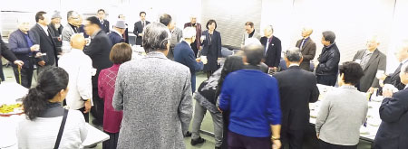 心のふるさと大阪鳥取県人会新年互礼会で親睦を深める会員たち