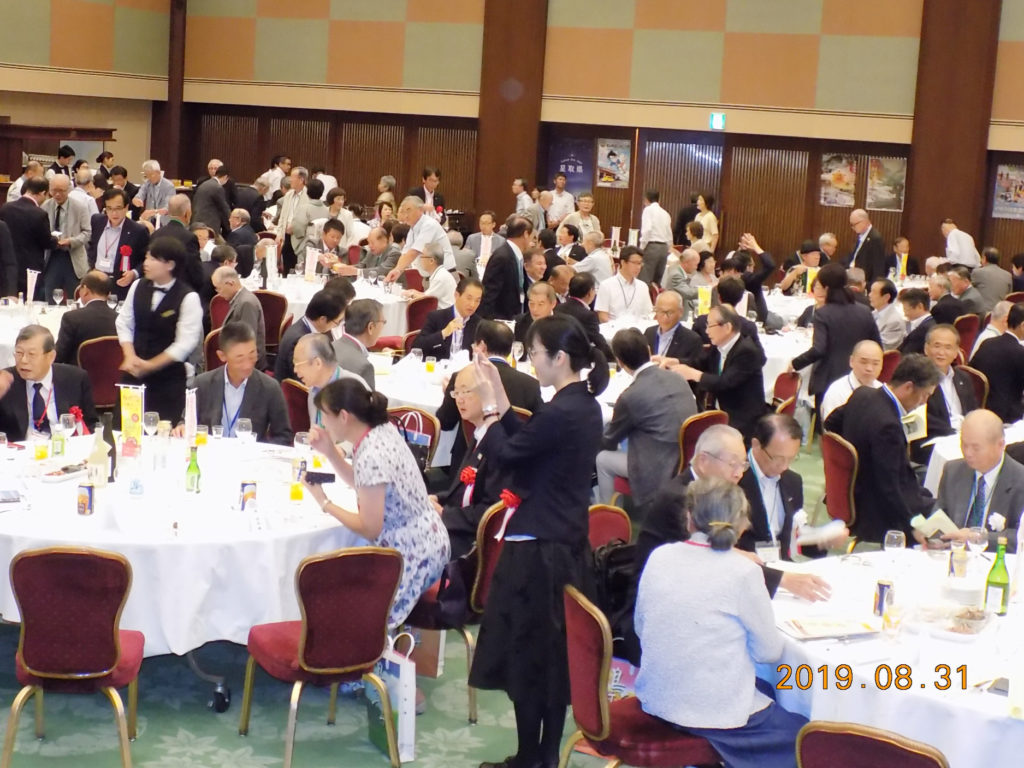 心のふるさと大阪鳥取県人会も参加している鳥取県ファンの集いで談笑する会員たち
